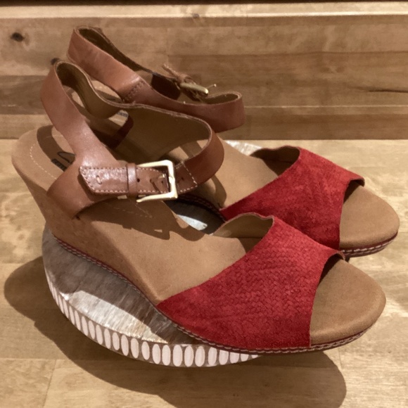 Clarks Espadrille Cork Wedge Sandal w/Red Suede Leather Upper Size 8.5 M - Picture 1 of 7